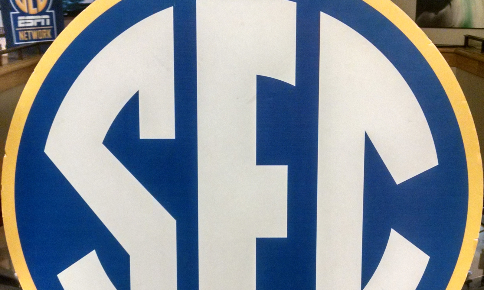 Lundquist to step down from SEC football on CBS after 2016