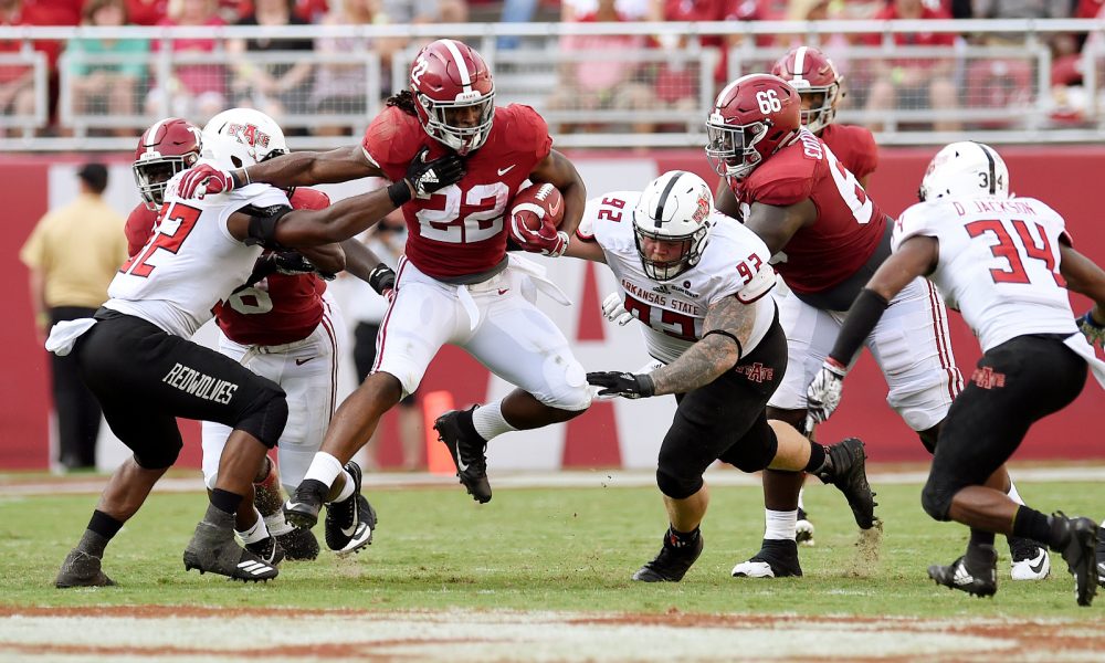 Najee Harris stiff arming defenders