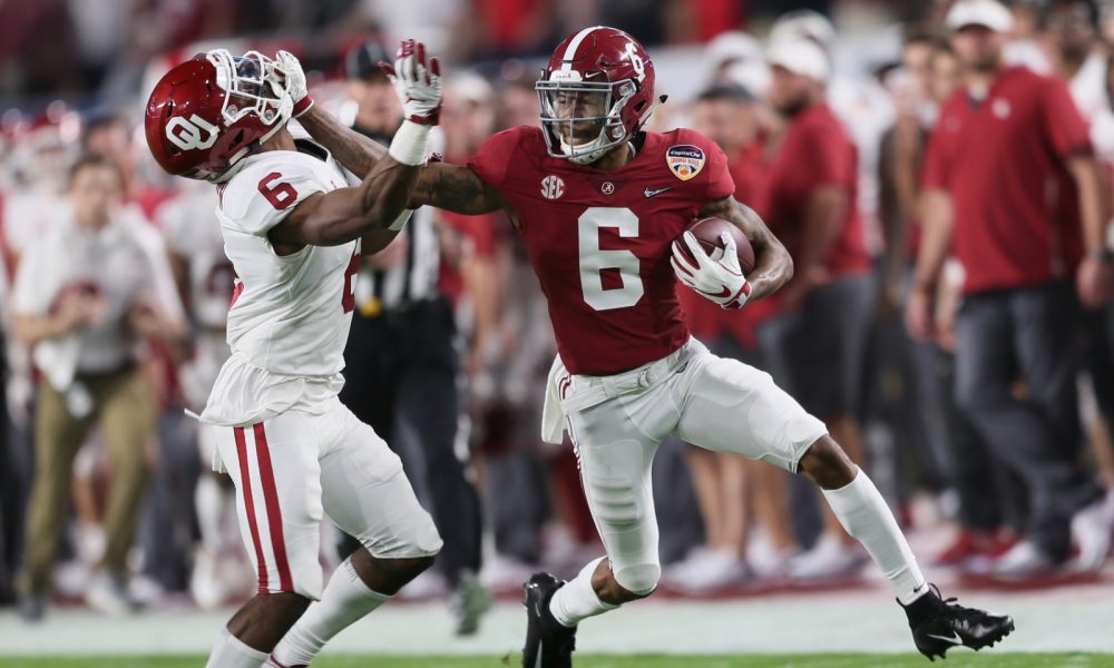 DeVonta Smith runs with the ball versus Oklahoma in 2018 CFP semifinal