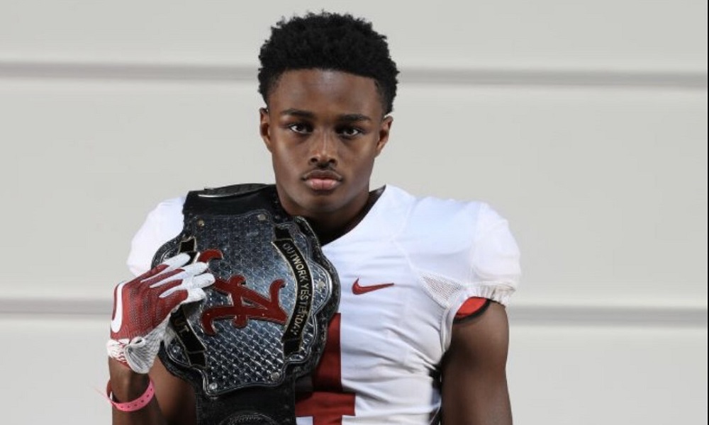 Dallas Turner poses for picture with Alabama belt during visit