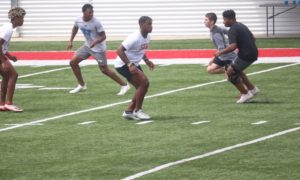 5-Star linebacler Jeremiah Alexander plays defese at practice