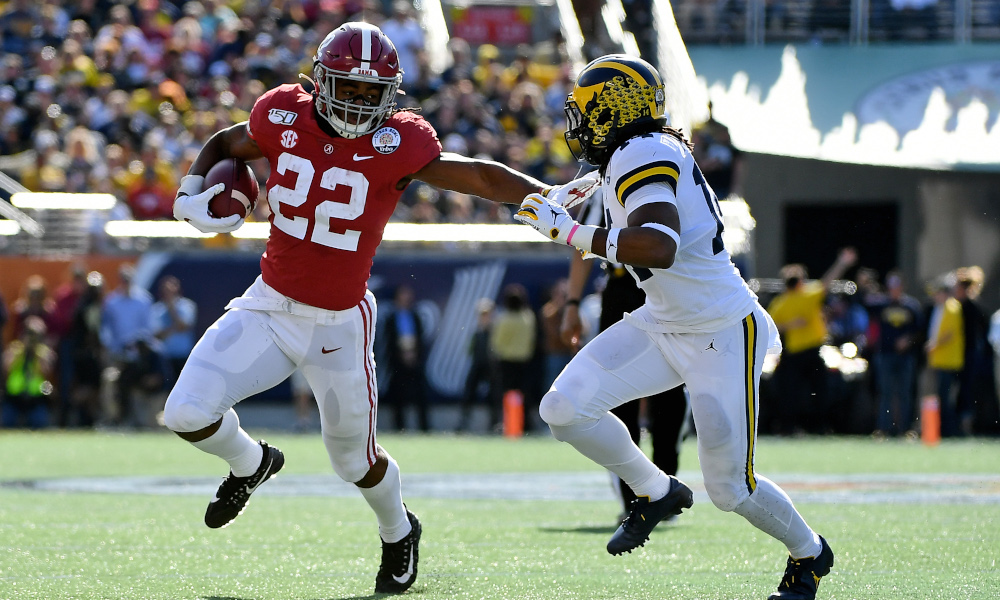 Najee Harris evades a Michigan defender at 2020 Citrus Bowl