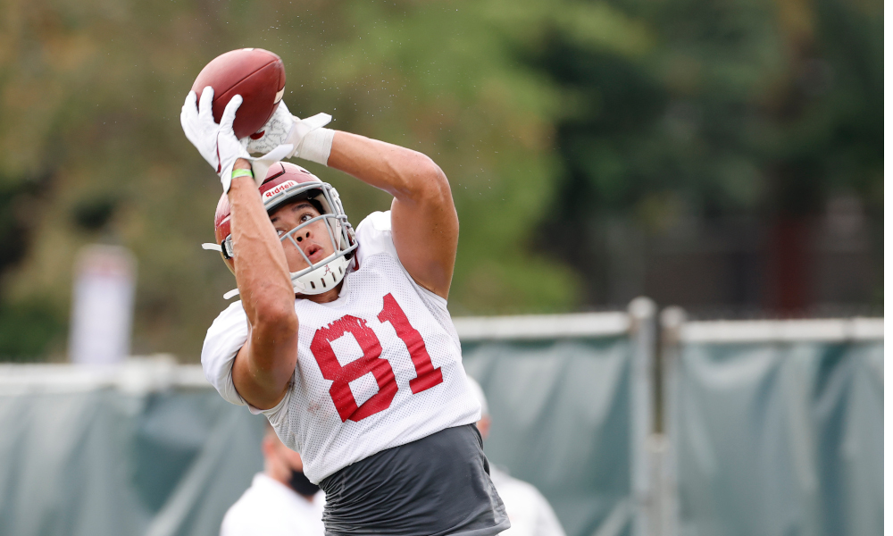 Cameron Latu with a catch at Alabama fall practice