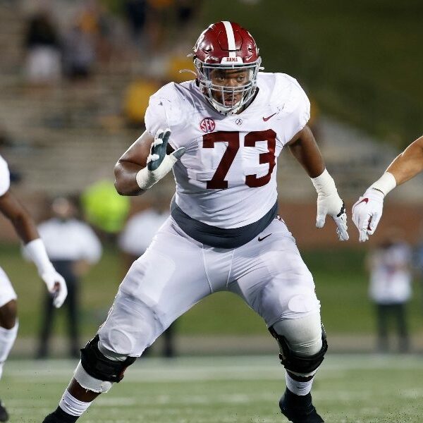 Evan Neal makes reach block against Missouri