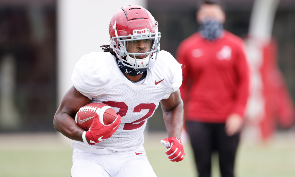 Najee Harris runs with the ball at Alabama fall practice