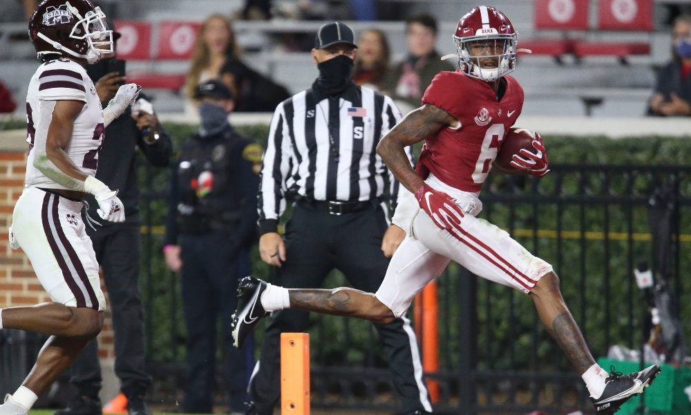 DeVonta Smith catches a touchdown against Mississippi State