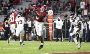 Devonta Smith catches pass agianst Mississippi State