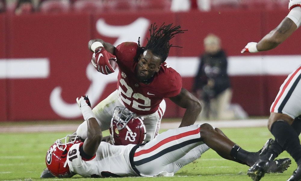 Alabama RB Najee Harris loses helmet during run against Georgia.