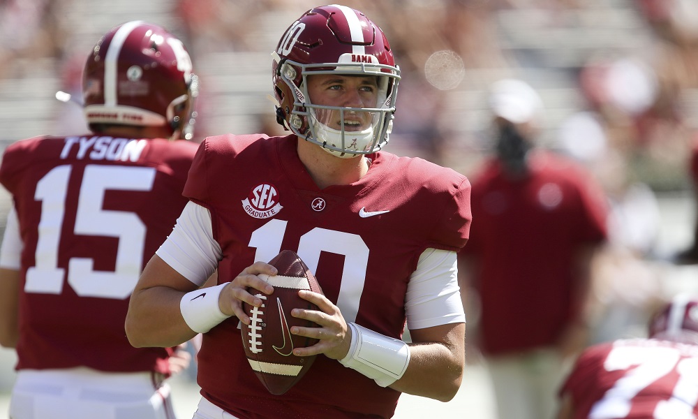 Alabama quarterback Mac jOnes throws the footbalj