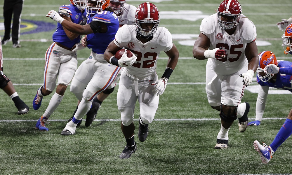 Alabama football running back Najee Harris rusn in a touchdown in the SEC CHampionship