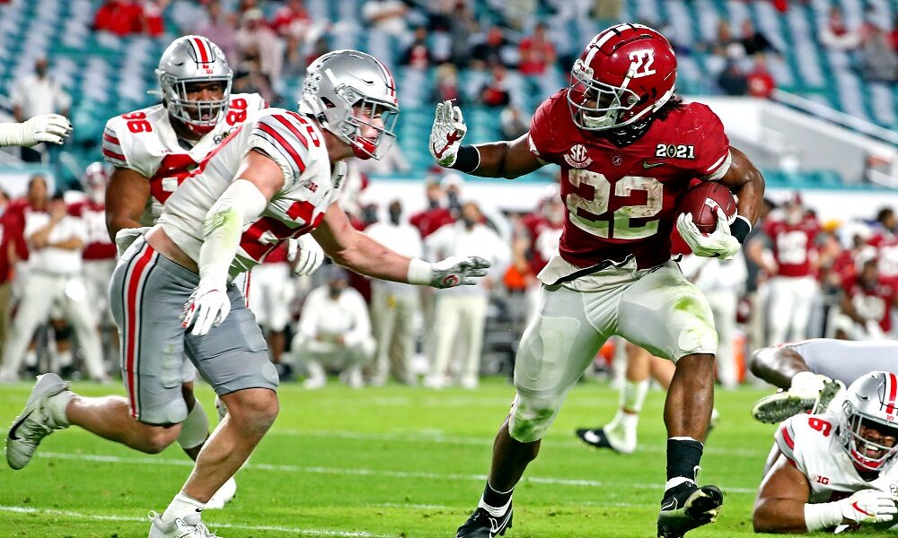 Najee Harris runs against Ohio State defenders in CFP National Championship Game