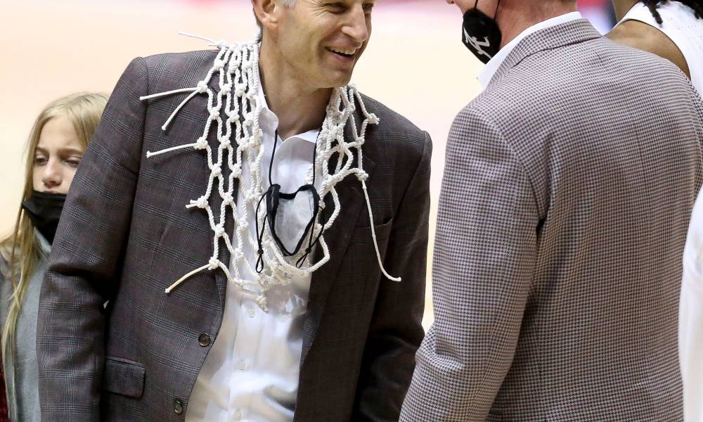 Nate Oats cuts down the net for Alabama basketball after winning SEC regular season title