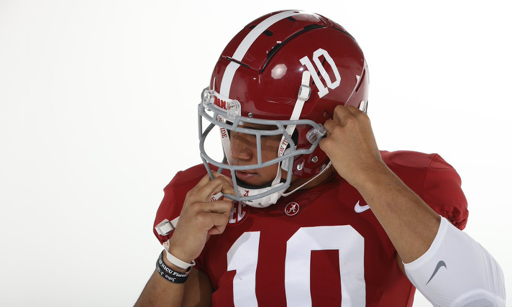 Henry To'oto'o posing in his No. 10 jersey for Alabama during photoshoot
