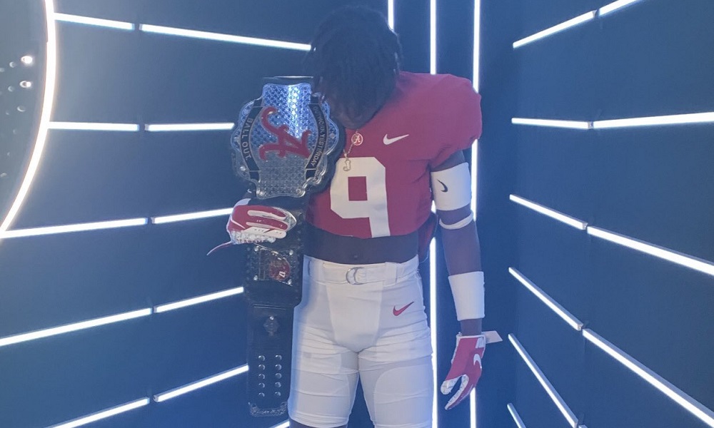 Jordon Johnson-Rubell poses for picture during Alabama visit