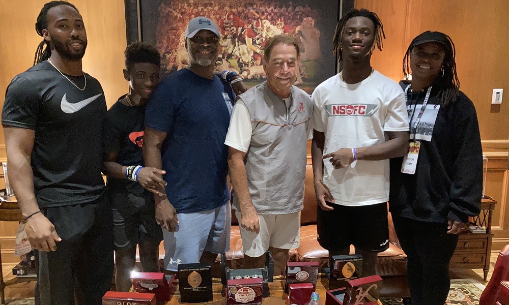 Makari Vickers poses for picture with Nick Saban and family during visit