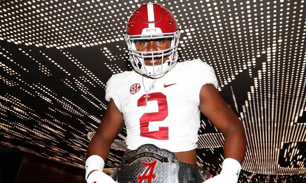 Mykel Williams poses with Alabama belt during visit