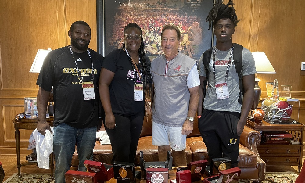 Trequon Fegans stands with mom, dad and Nick Saban during Alabama visit