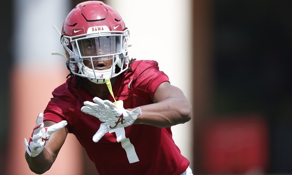 Former Alabama LB Terrell Lewis gives coats to youth for holiday