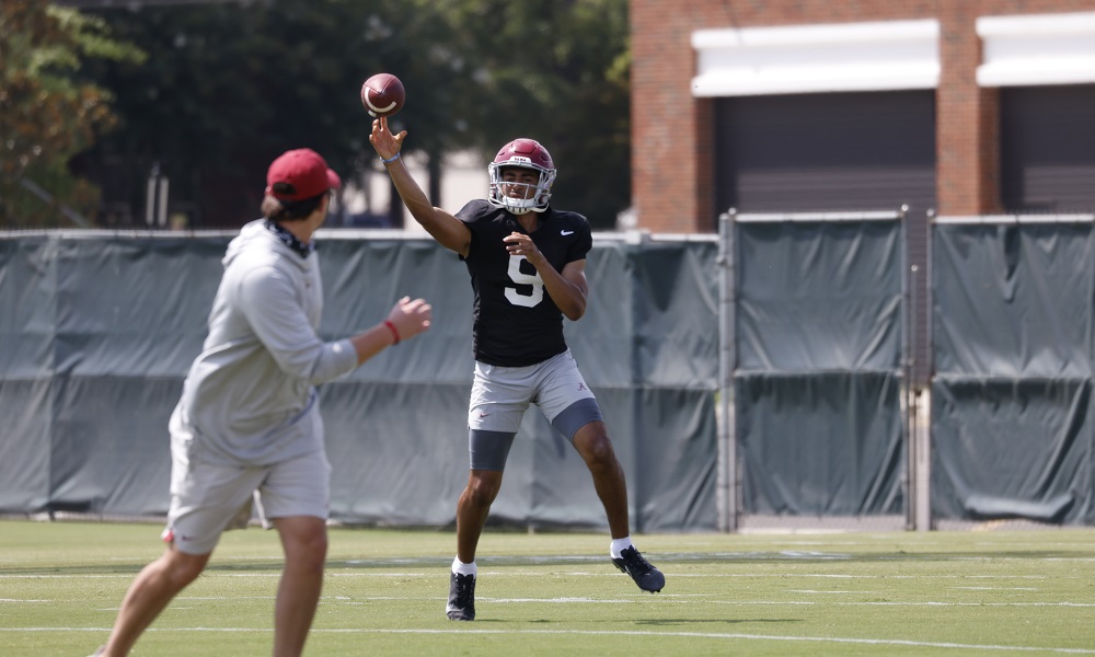 Bryce Young throwing a pass in Alabama fall practice