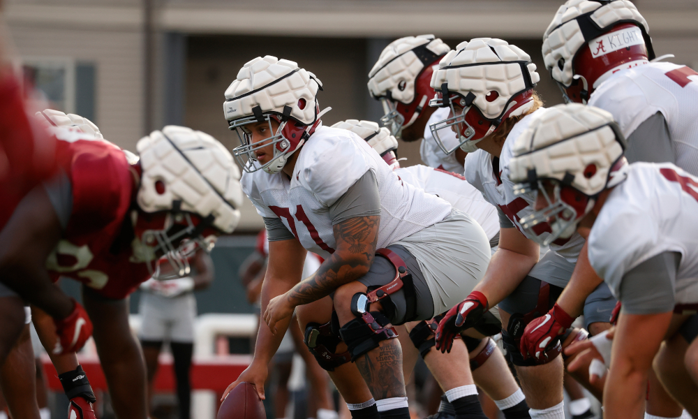 Darrian Dalcourt at center for Alabama on the O-Line during fall camp