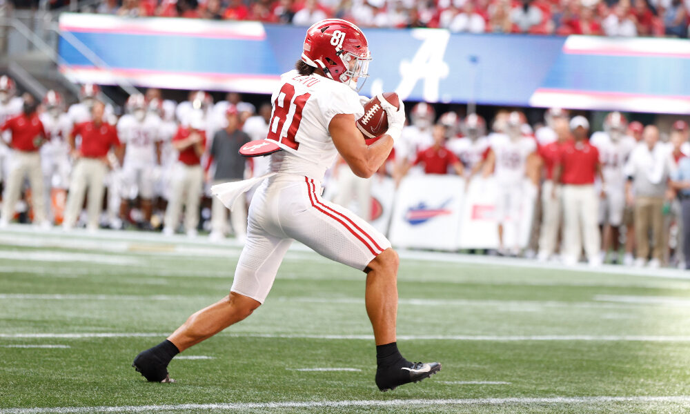 Cameron Latu catches a pass against Miami