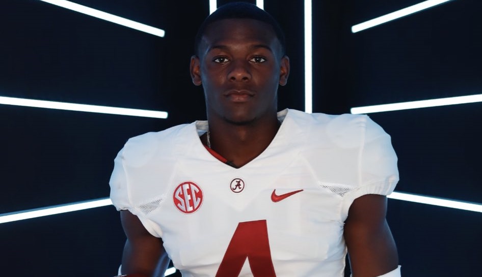 Emmanuel Henderson poses in Alabama football uniform during visit