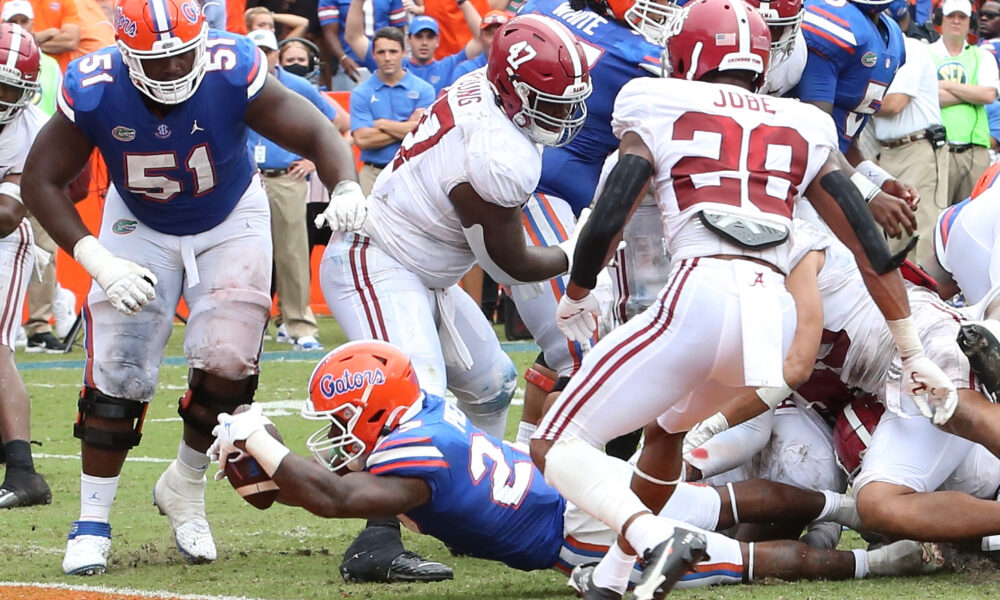 Dameon Pierce reaches out for a touchdown