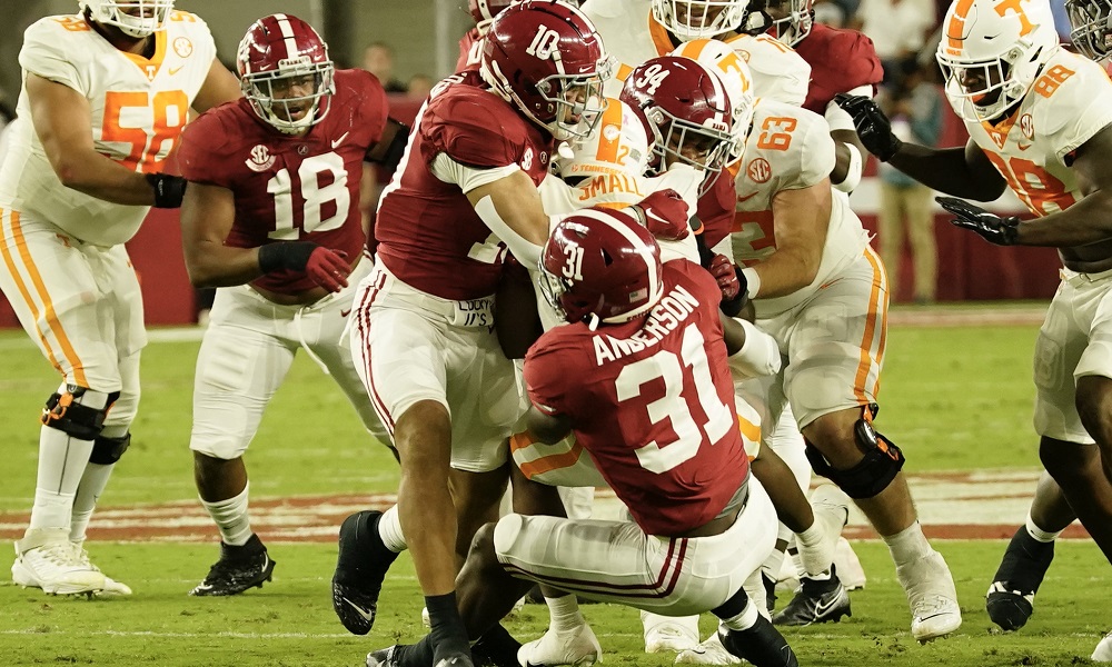 Alabama defense makes a stop in teh backfield against Tennessee
