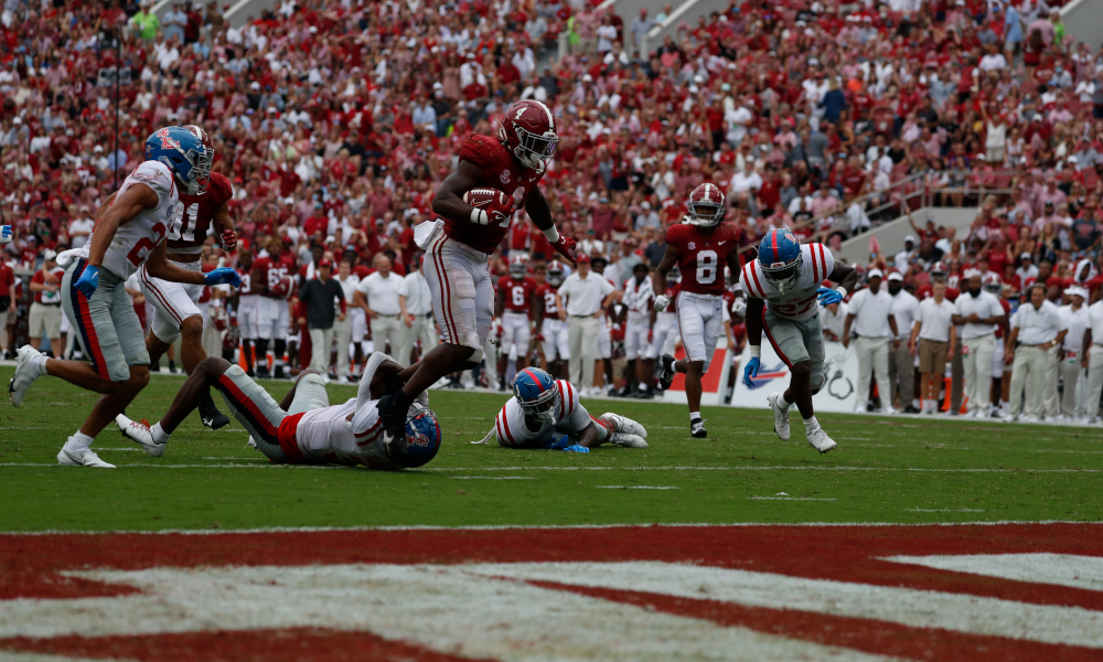 Brian Robinson Jr. (#4) breaking tackles for Alabama on a run versus Mississippi