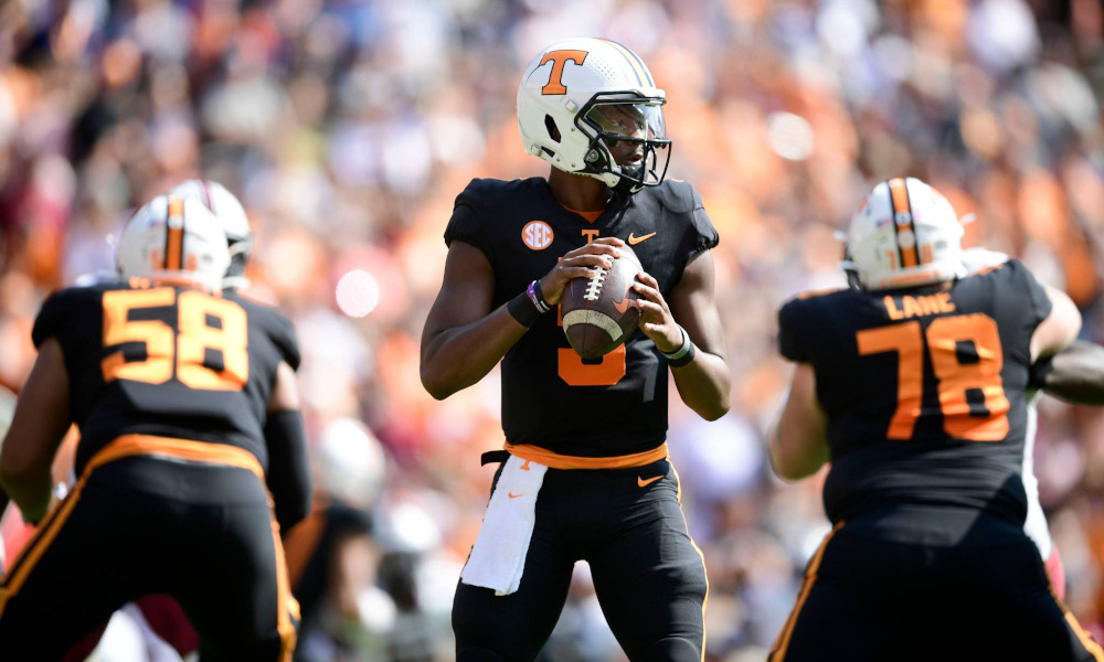 Hendon Hooker (#5) for Tennessee looking for a receiver versus South Carolina