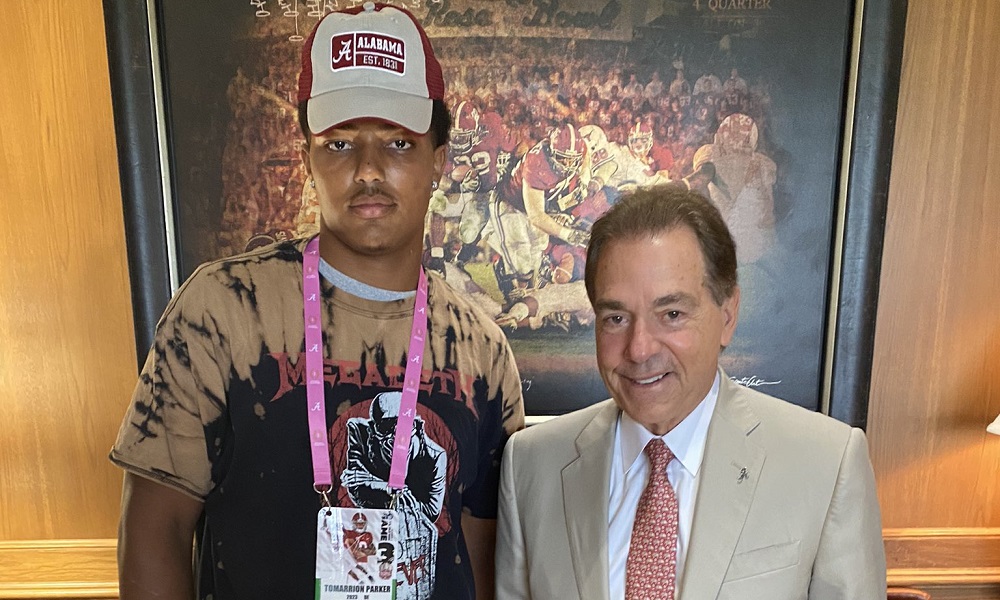 Tomarrion Parker poses for a picture with Nick Saban during Alabama visit