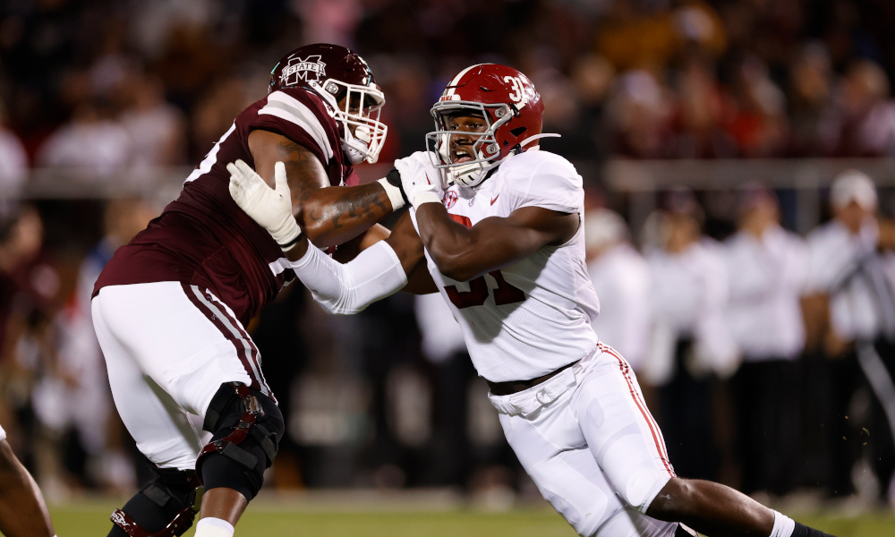 Will Anderson (#31) rushing the QB for Alabama versus Mississippi State
