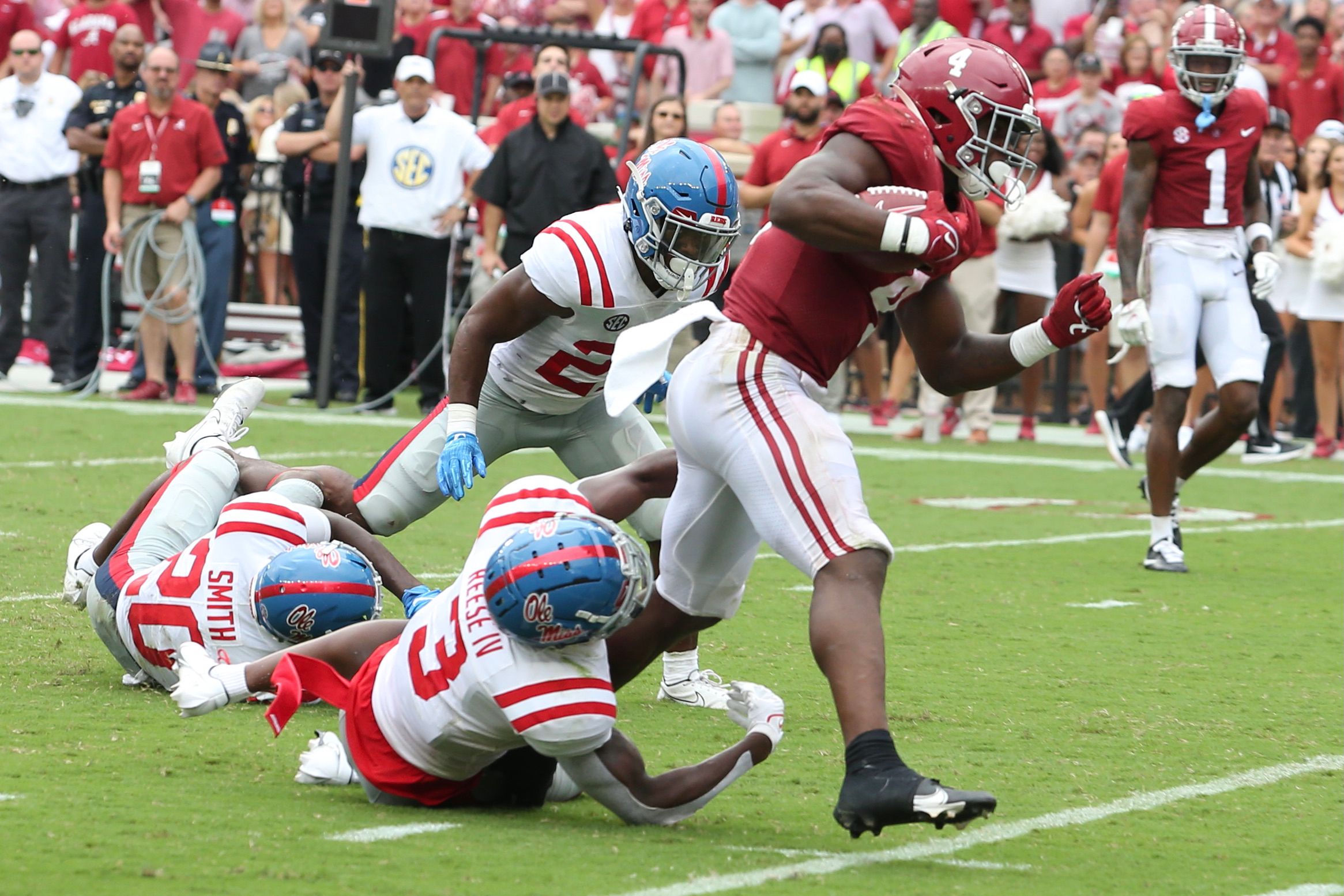 Brian Robinson carries the football against Ole Miss