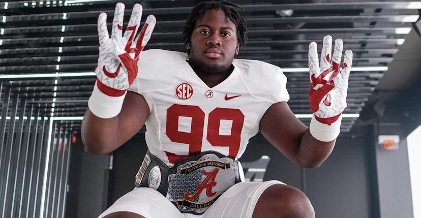 Isaiah Hastings throws fours up during Alabama Official Visit