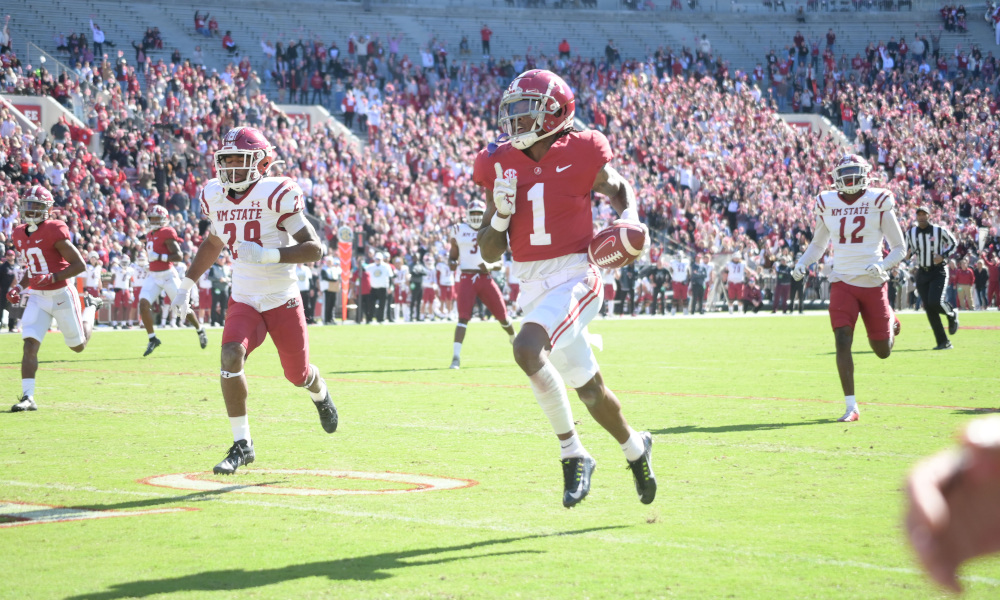 Jameson Williams (#1) runs for a touchdown in Alabama's matchup versus New Mexico State