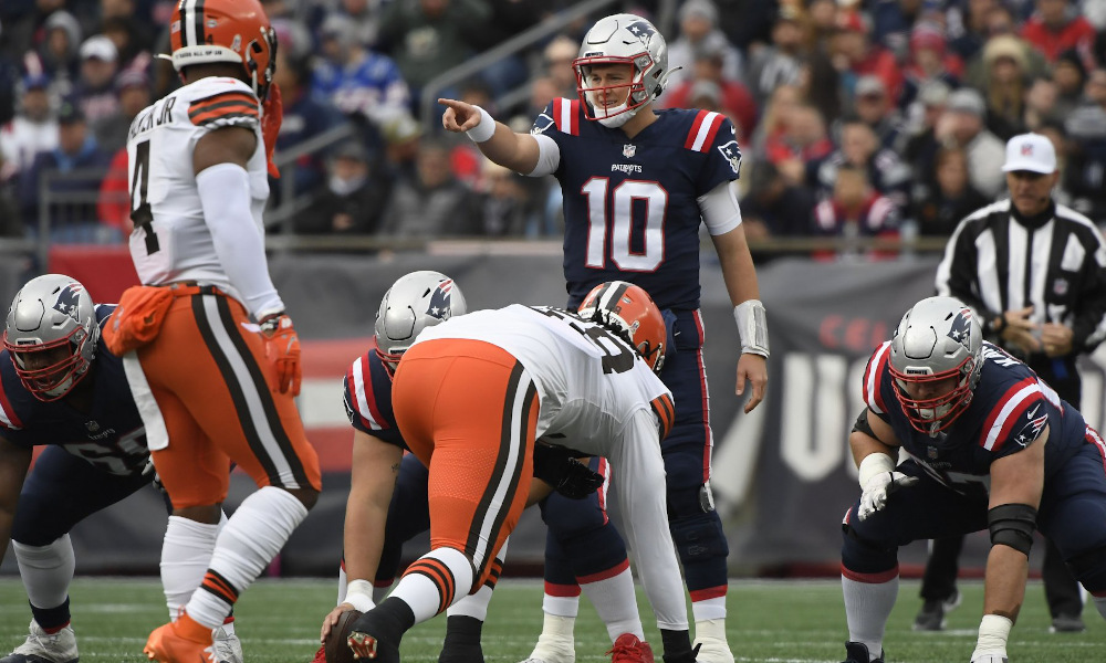 Mac Jones (#10) calling signals for Patriots offense versus Browns