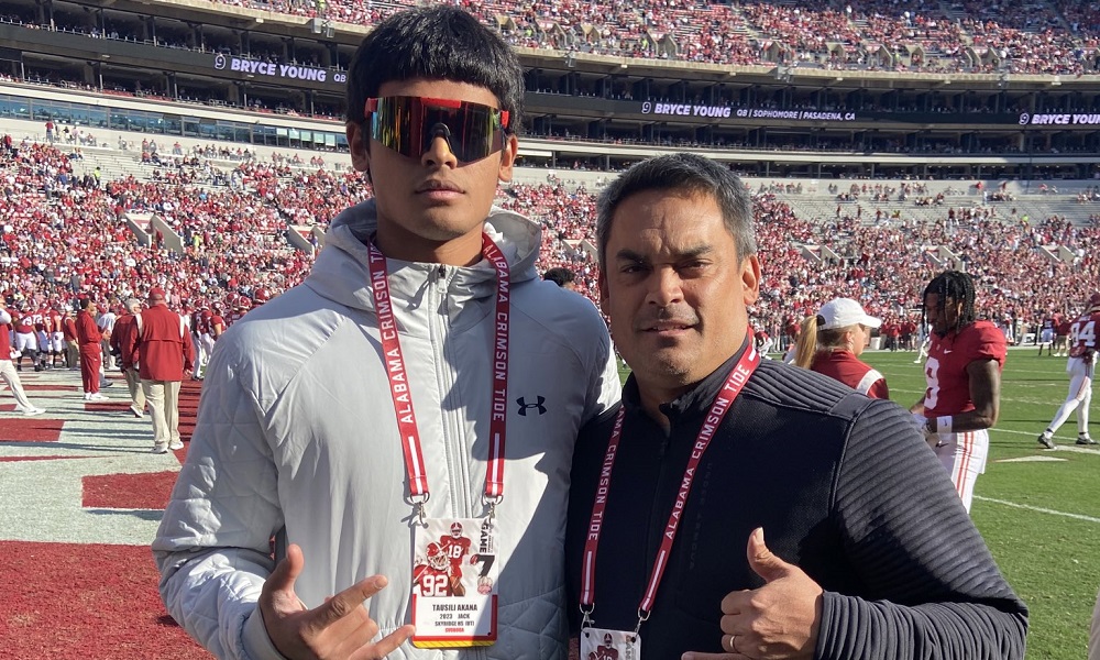 Tausili Akana takes picture withhis father during Alabama visit