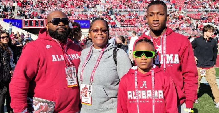 Tavoy Feagin and ihis family take a picture during Alabama visit