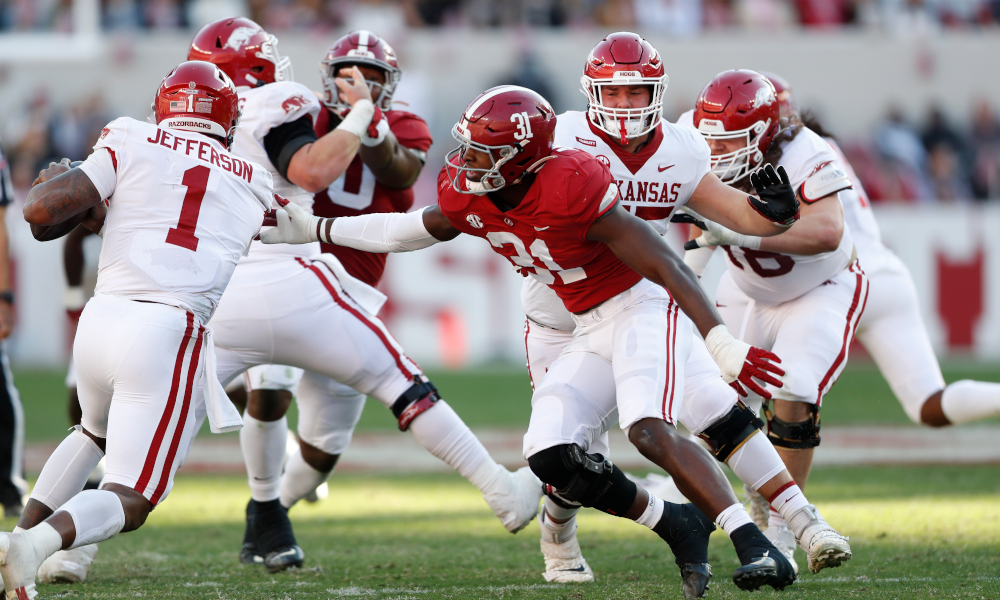 Will Anderson (#31) of Alabama tackles Arkansas QB KJ Jefferson