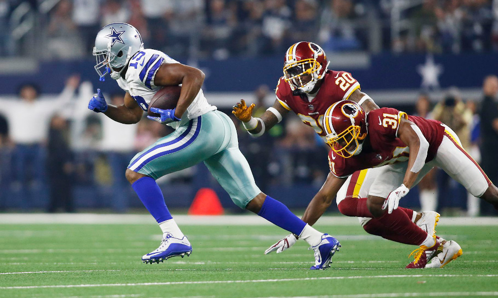 Amari Cooper (#19) runs with the ball for Cowboys in a matchup versus Washington