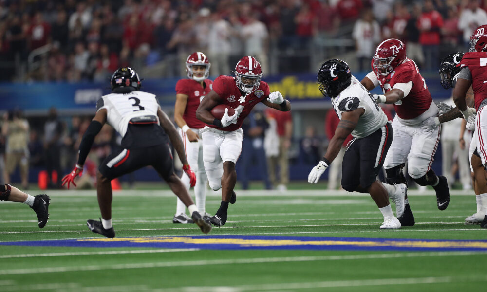 Brian Robinson carries the ball against Cincinnati