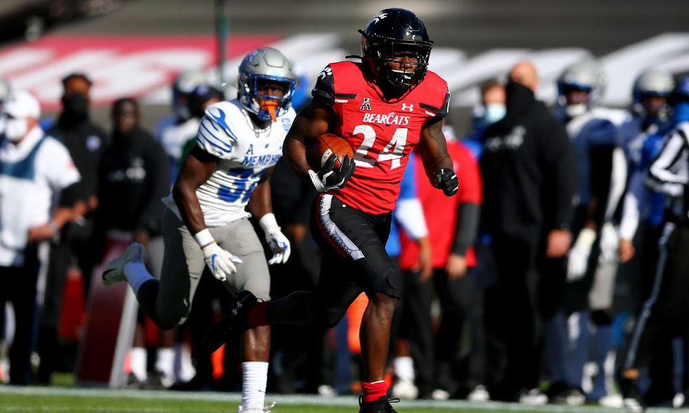 Jerome Ford (#24) with a long run for Cincinnati versus Memphis in 2021 matchup
