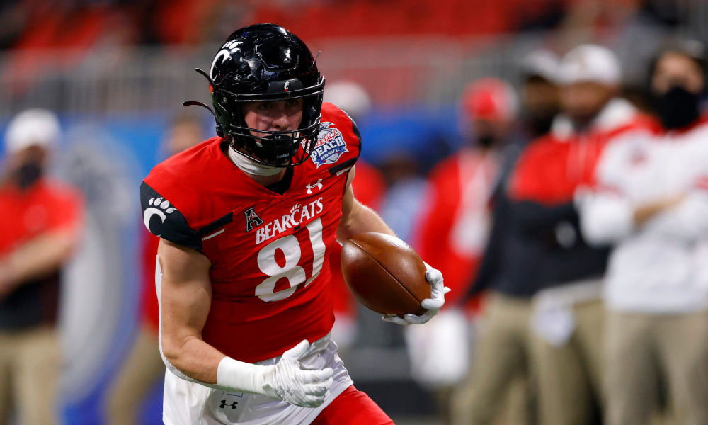 Josh Whyle (#81) of Cincinnati runs with the ball versus Georgia in 2021 Chick-fil-A Peach Bowl