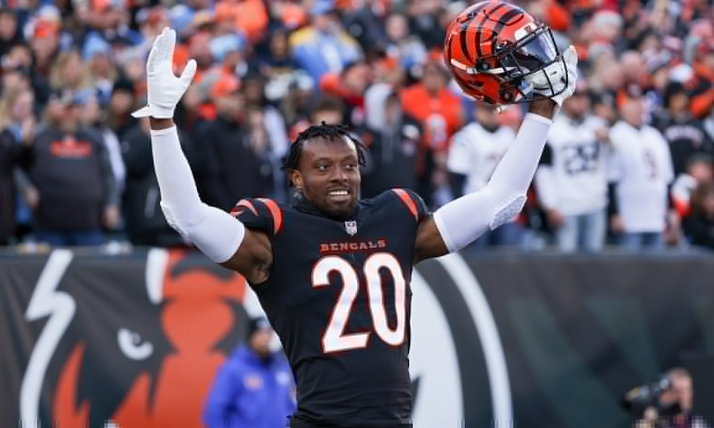 Eli Apple (#20) celebrates on the field for the Bengals in 2021 matchup