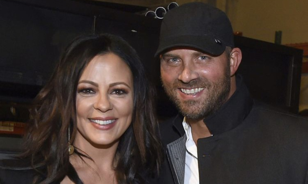 Jay Barker and wife Sara Evans pose for photo