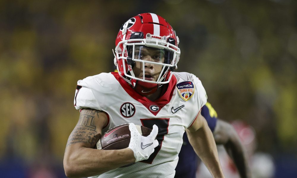 Jermaine Burton (#7) runs with the ball for Georgia 2021 CFP Semifinal versus Michigan