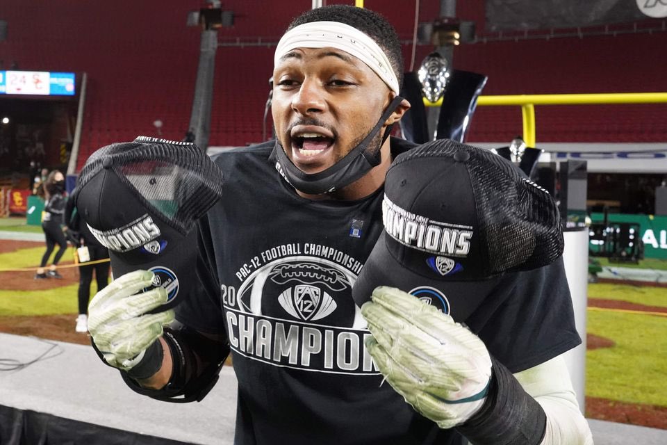 Kayvon Thibodeaux poses for picture after PAc-12 Championship