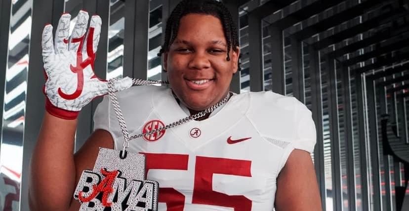 Ryqueze McElderry poses in Alabama uniform during visit