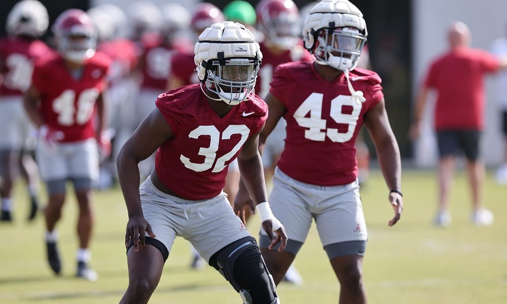 Alabama LB Deontae Lawson (#32) going through drills in 2022 Spring Football Practice