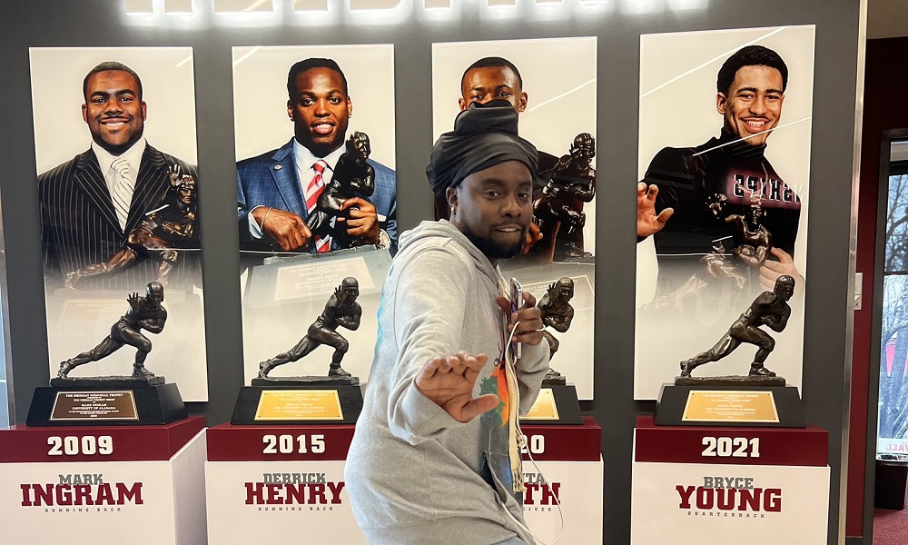 wale poses in Heisman stance during trip to tuscaloosa